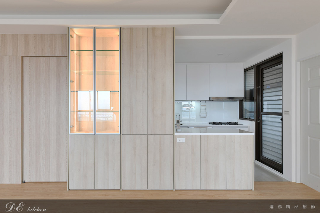 廚房設計｜鋁框玻璃門